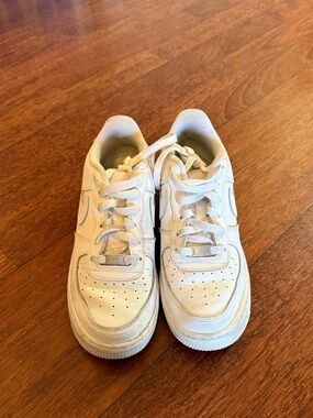 White Nike AF1 Size 6 in big kids/8 in women’s